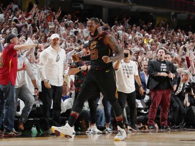 LeBron James opäť vyučoval ako hrať v existenčnom zápase. Séria Cleveland – Boston do duelu číslo 7