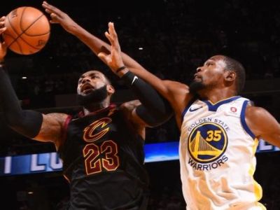 Nikdy neodpisujte LeBrona Jamesa, ale Golden State je naj favoritom za 16 rokov