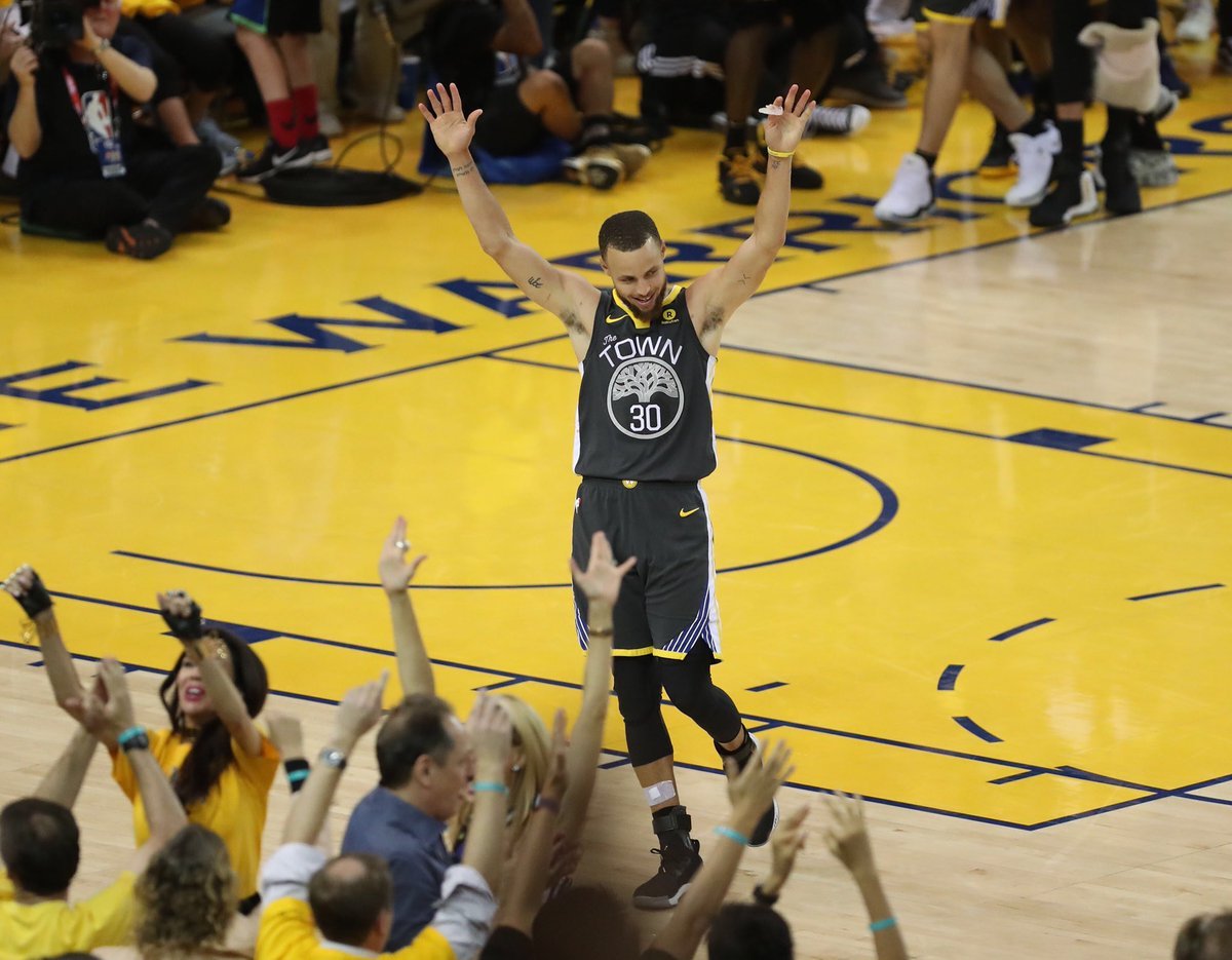 Curry premenil deväť trojok a Golden State rozobralo v druhom finále Cleveland