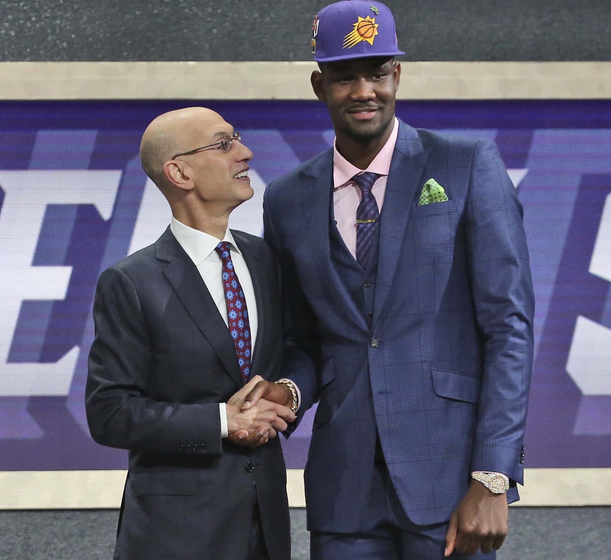 Dončič ide za Nowitzkým do Dallasu, jednotkou draftu NBA Ayton z Bahám