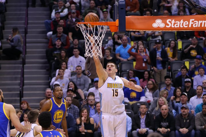 Nuggets predĺžili kontrakt Jokičovi s Bartonom