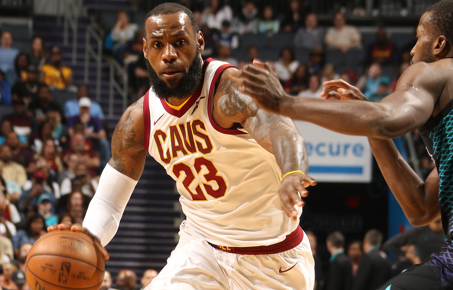 LeBron a Cavaliers sa rozišli v dobrom, majiteľ Cavs sľúbil vyradenie jeho dresu