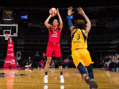Kristi Toliver prispela k triumfu Washingtonu v Indiane 19 bodmi