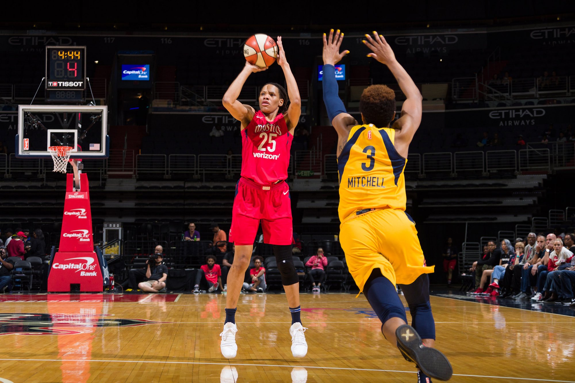 Kristi Toliver prispela k triumfu Washingtonu v Indiane 19 bodmi