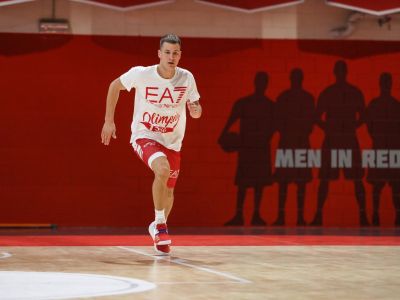V šatni Warriors sedel vedľa Stepha Curryho. Teraz chce Milánu pomôcť do prvej osmičky