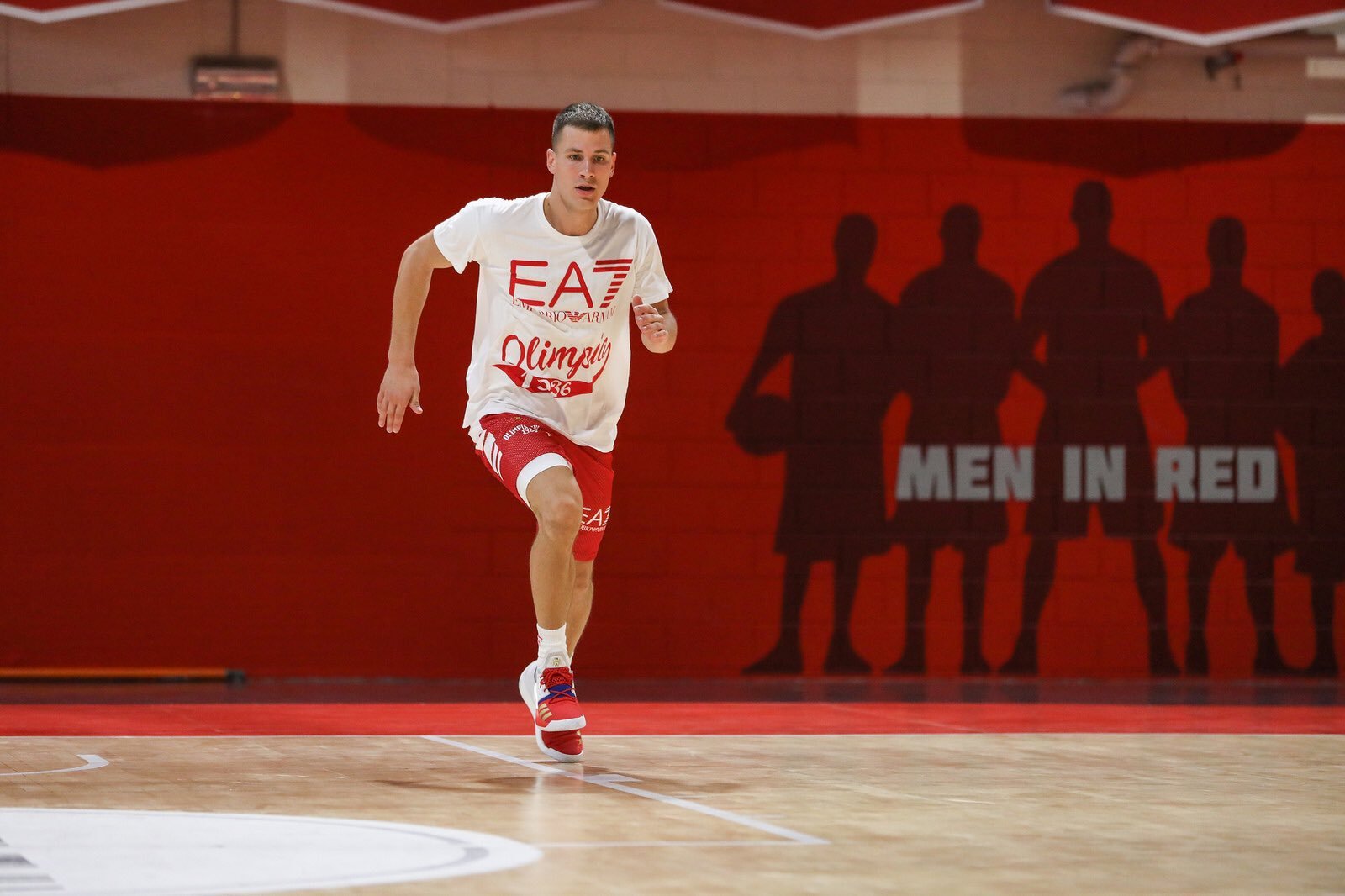 V šatni Warriors sedel vedľa Stepha Curryho. Teraz chce Milánu pomôcť do prvej osmičky