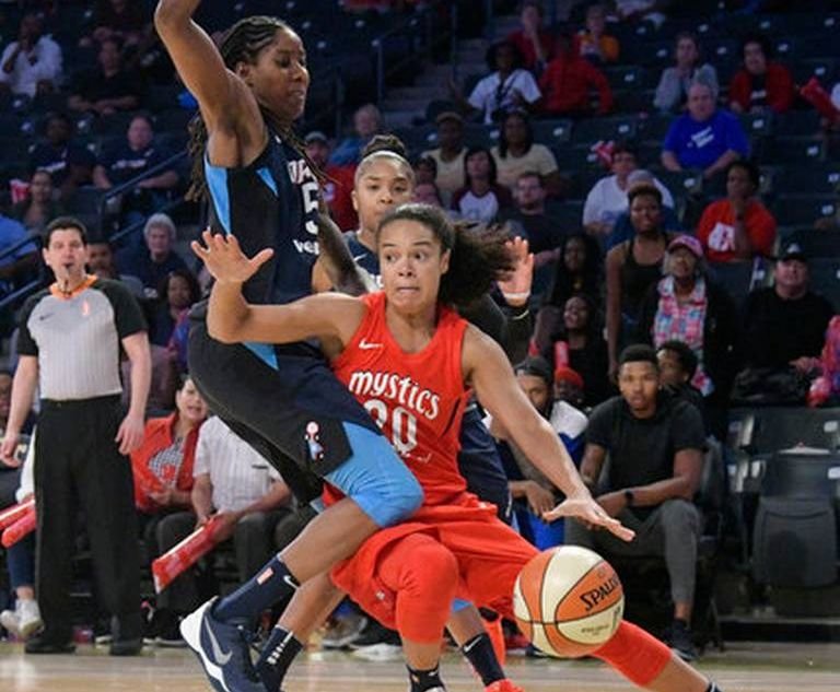 Washington prehral v 2. semifinále v Atlante 75:78, Toliver s 16 bodmi