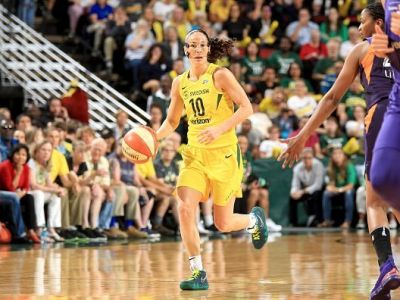 Maskovanú rozohrávačku oslavoval aj LeBron, pokazila famóznu sériu naj basketbalistke histórie