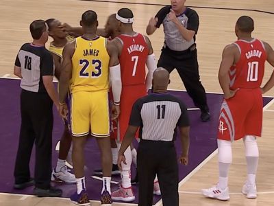VIDEO: Medzi Lakers a Houstonom lietali päste, Jokič napodobnil Chamberlaina