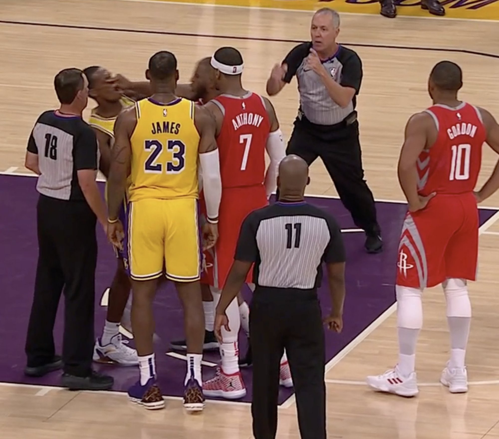 VIDEO: Medzi Lakers a Houstonom lietali päste, Jokič napodobnil Chamberlaina