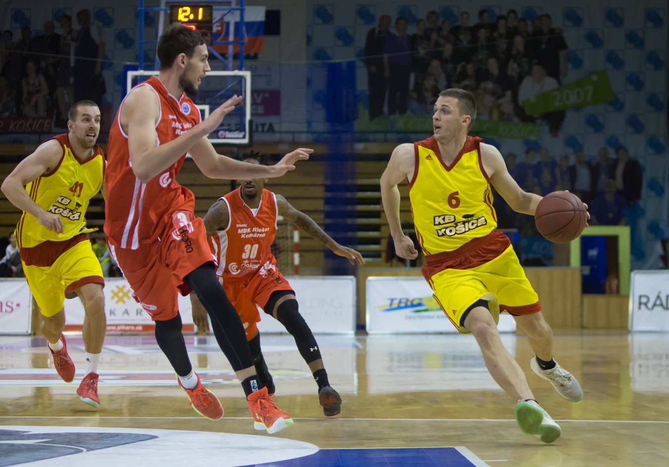 KB Košice vs. MBK Rieker Com-therm Komárno, Vukovič (6) vs. Bojanovský (3) (Foto: Jäzva)