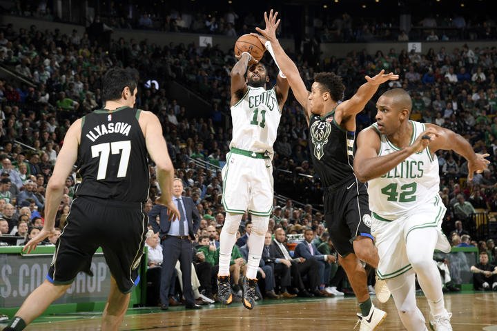 Trojková kanonáda Bostonu (24) a prvá prehra Milwaukee v sezóne