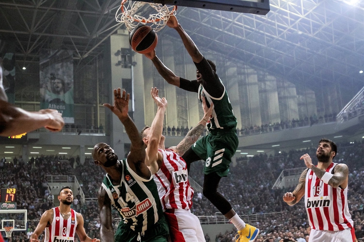 Akoby narazil do skrine. Lasme v derby knokautoval Spanoulisa tvrdou clonou