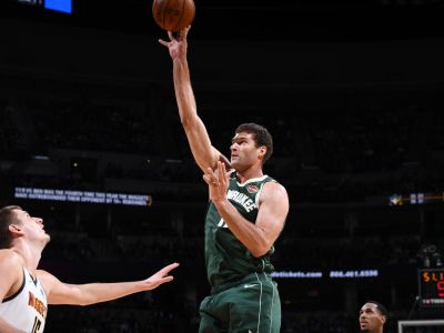 VIDEO: Houston sa dočkal domáceho triumfu, pivot Milwaukee Lopez s 8 trojkami