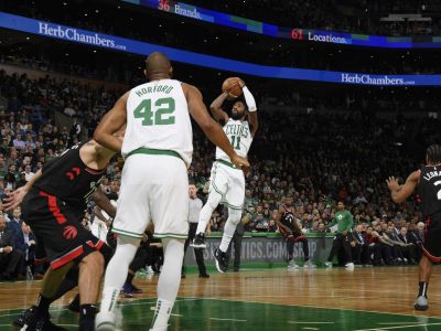 VIDEO: Toronto po predĺžení nestačilo na Boston, Butlerov úspešný domáci debut za Sixers