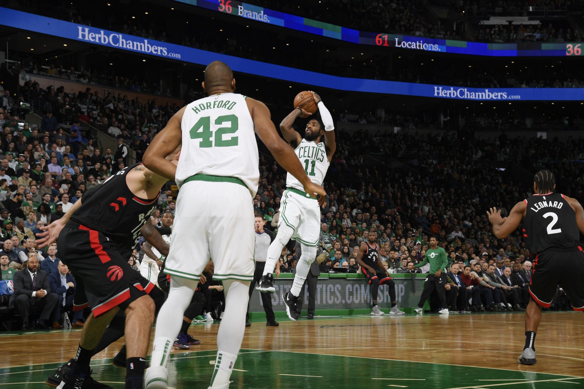VIDEO: Toronto po predĺžení nestačilo na Boston, Butlerov úspešný domáci debut za Sixers