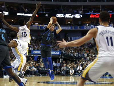 Dončič pokoril šampiónov z Golden State, Walker dal 60 bodov