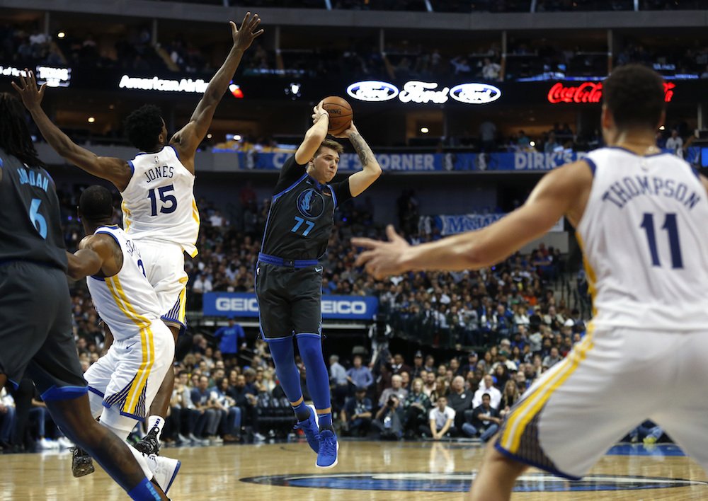 Dončič pokoril šampiónov z Golden State, Walker dal 60 bodov