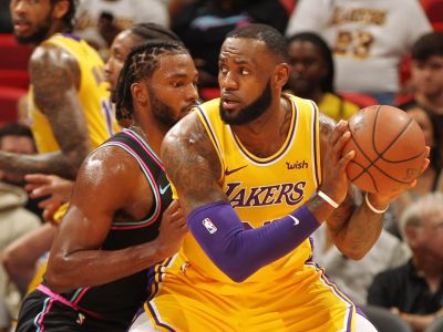 Obhajca Golden State s treťou prehrou v sérii, 51 bodov LeBrona Jamesa