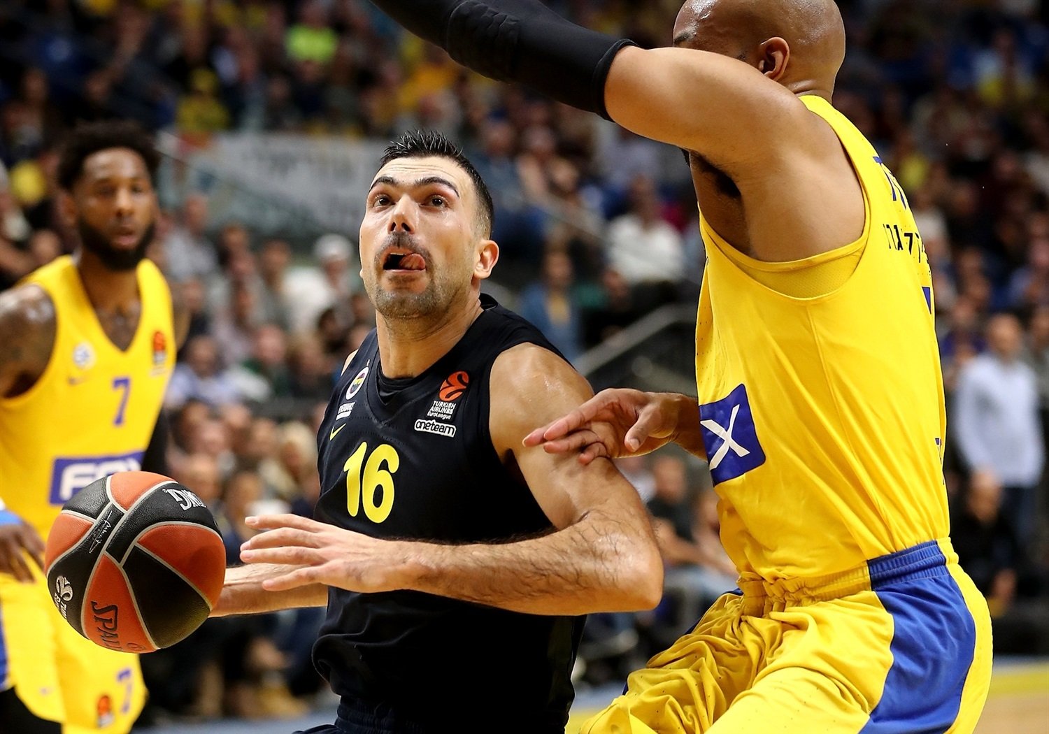 Maccabi doma nestačilo na Fener, Real prehral v Pireu