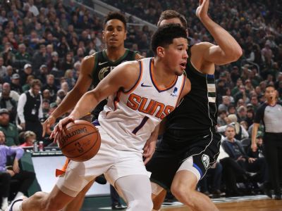 VIDEO: Cleveland ukončil domácu nezdolateľnosť Philadelphie, Phoenix nečakane zvíťazil v Milwaukee