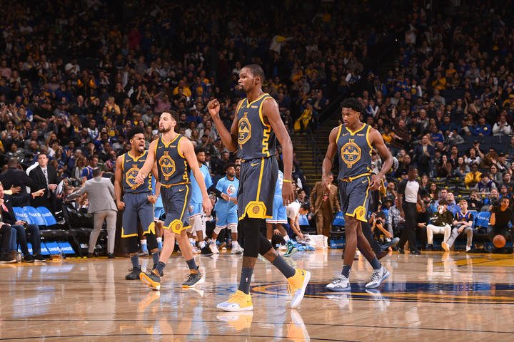 VIDEO: Golden State s tesným víťazstvom, Westbrookovo 106. triple-doube nestačilo Oklahome