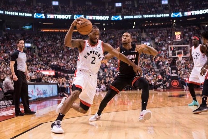 VIDEO: Toronto stále na čele súťaže, Butler trojkou rozhodol o víťazstve Philadelphie