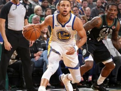 VIDEO: Trojková lekcia Golden State v Milwaukee, Toronto padlo proti Brooklynu