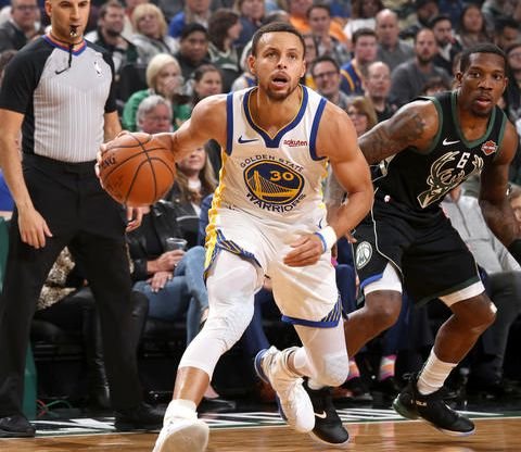 VIDEO: Trojková lekcia Golden State v Milwaukee, Toronto padlo proti Brooklynu