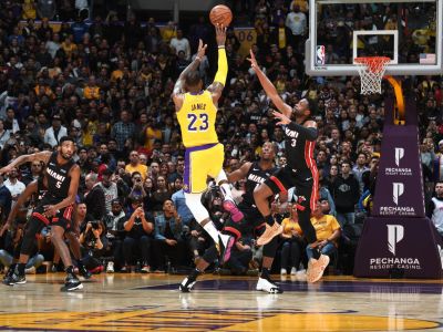 VIDEO: LeBron víťazom stretnutia s Dwyanom Wadom, nastrieľal 28 bodov