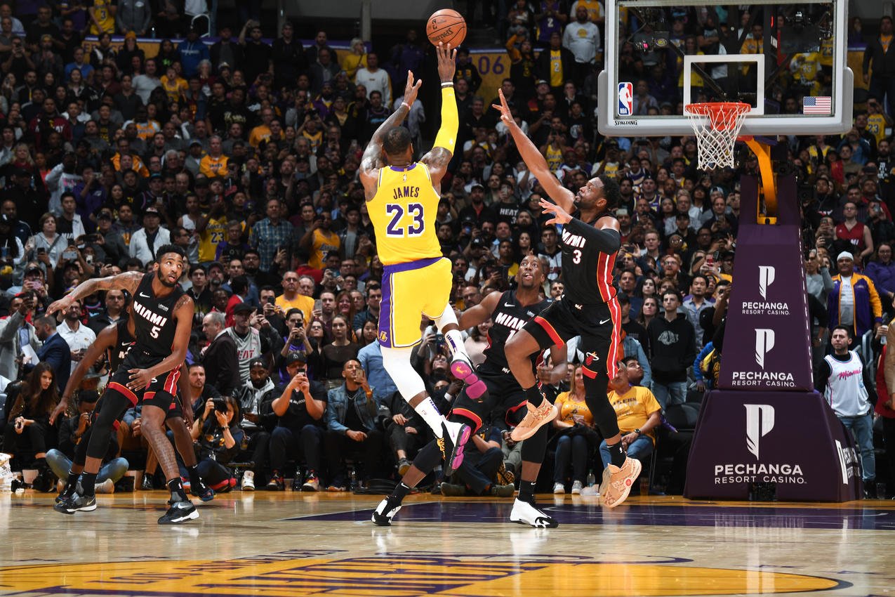 VIDEO: LeBron víťazom stretnutia s Dwyanom Wadom, nastrieľal 28 bodov