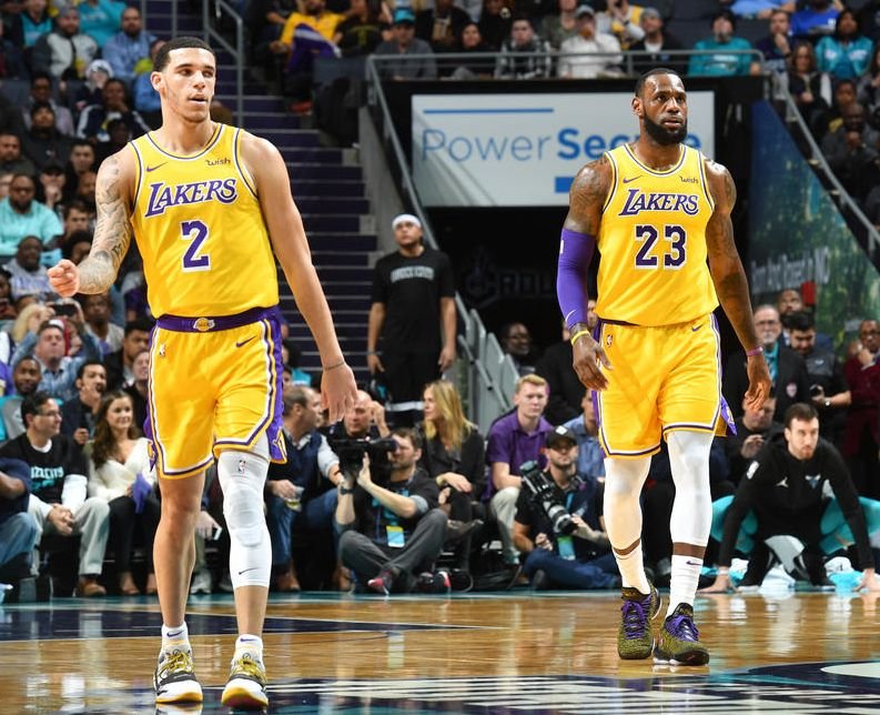 VIDEO: Dvojnásobný triple-double pre Lakers, L. James a Ball pripomenuli Magica Johnsona a Abdula-Jabbara