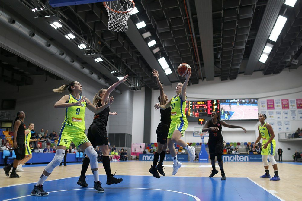 V súboji slovenských trénerov hladký triumf Hejkovej nad Kováčikom