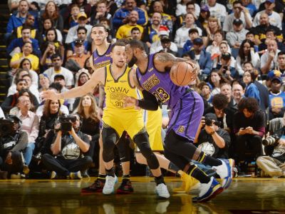 VIDEO: Suverénny triumf LA Lakers na palubovke Golden State, ale aj zranenie LeBrona Jamesa