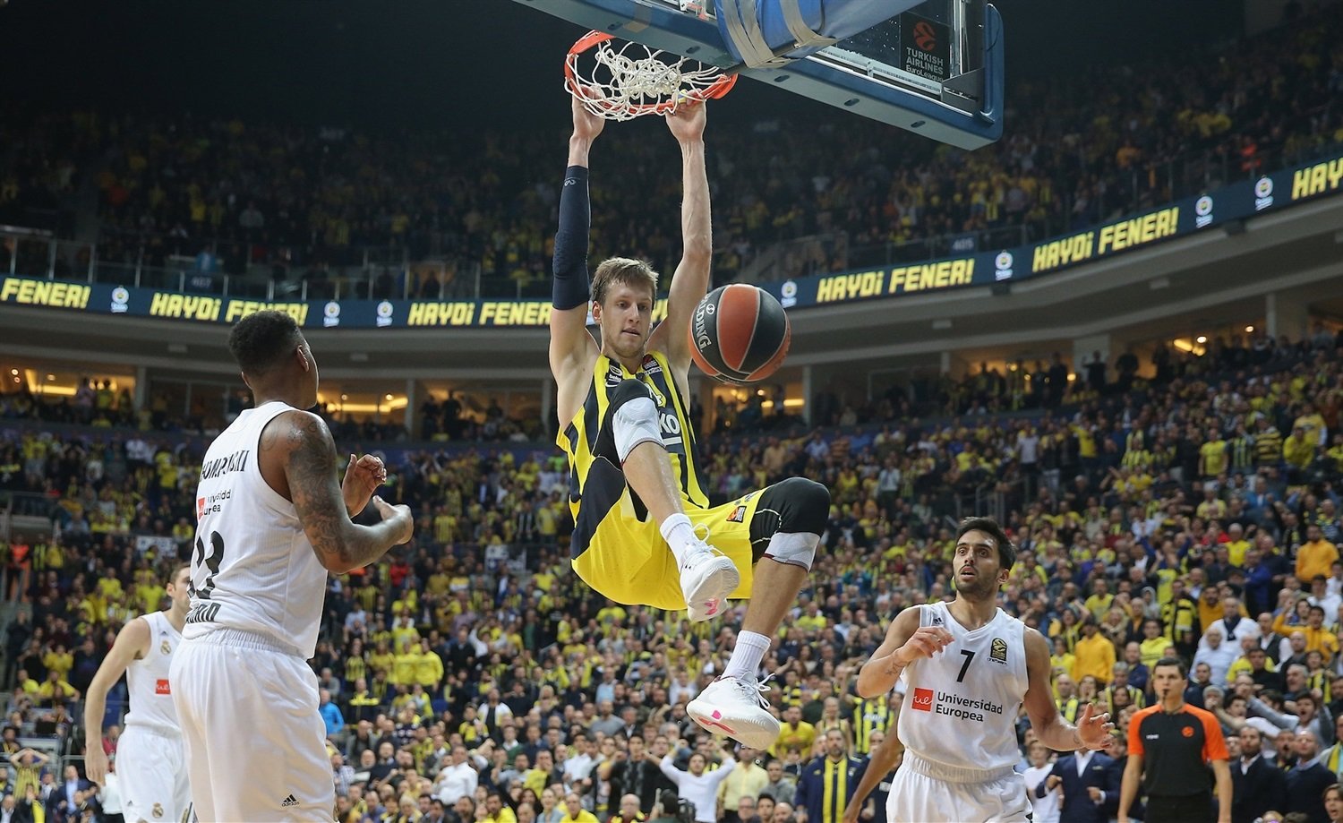 V Eurolige momentálne nie je nikto lepší. Fener kraľuje aj vďaka zlepšeným šestkám Veselého