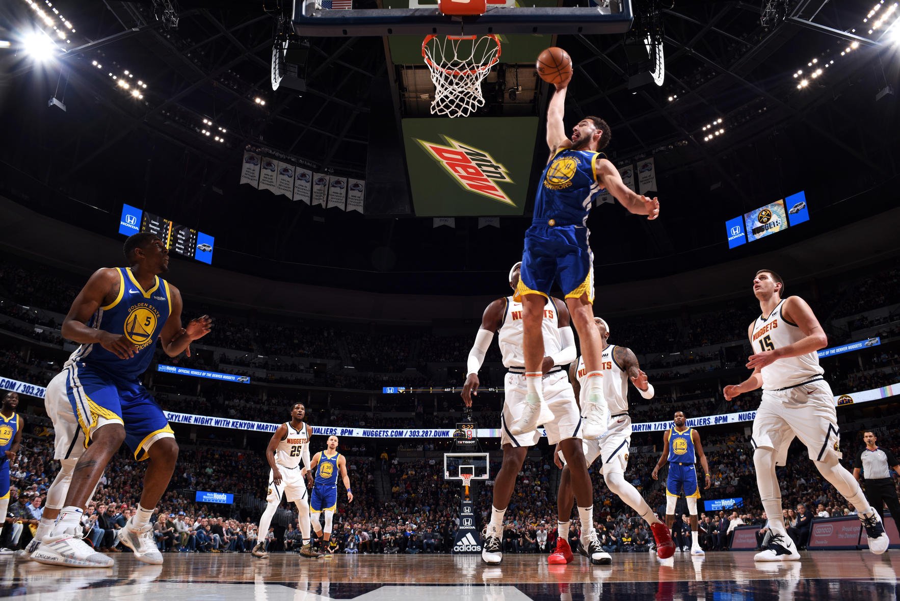 VIDEO: Warriors zasypali Denver trojkami a už kraľujú západu, Oklahoma City neuspela v Atlante