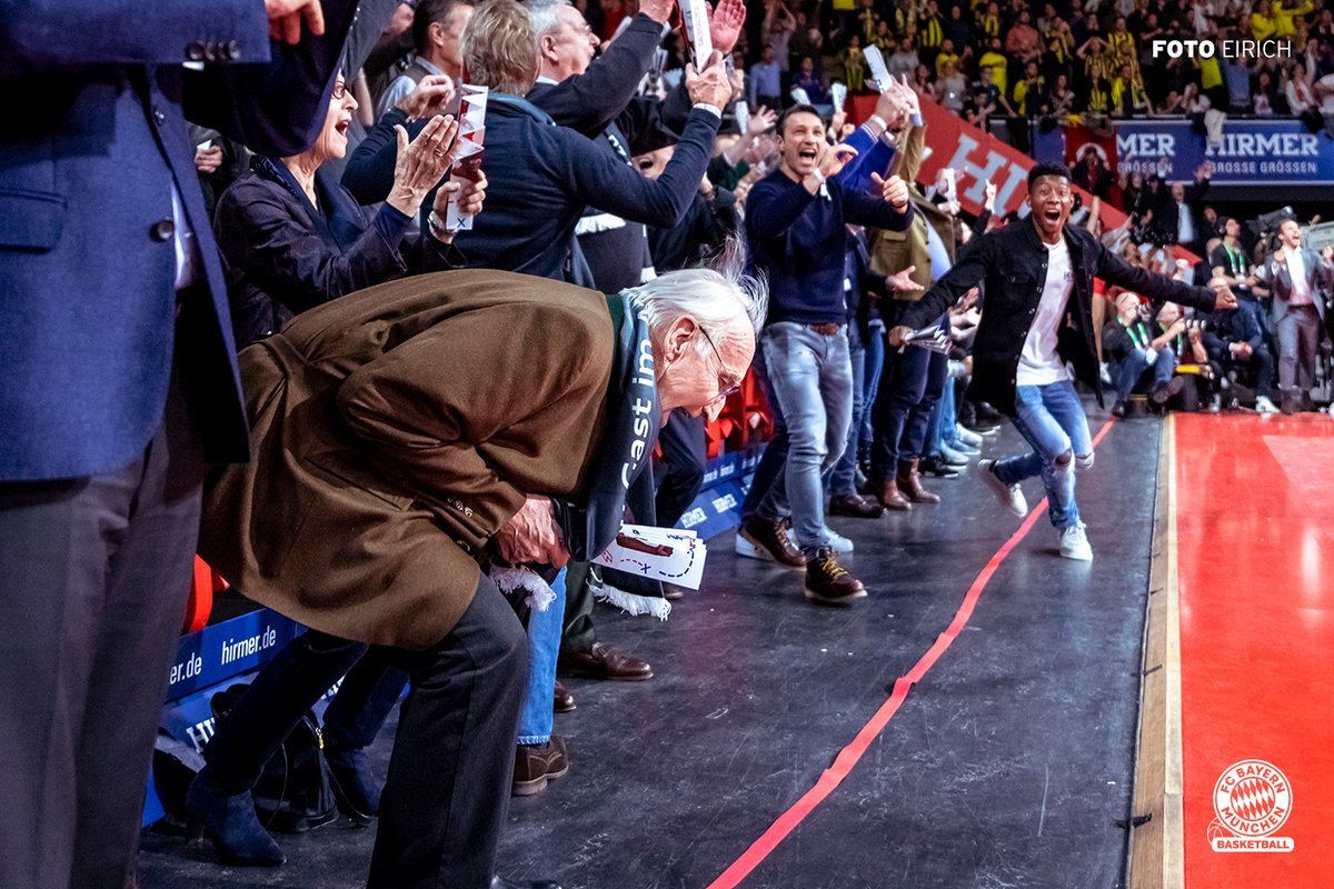 Zápas roka! Futbalisti Bayernu Mníchov boli celí bez seba, 77-ročný politik oslavoval ako malý chlapec