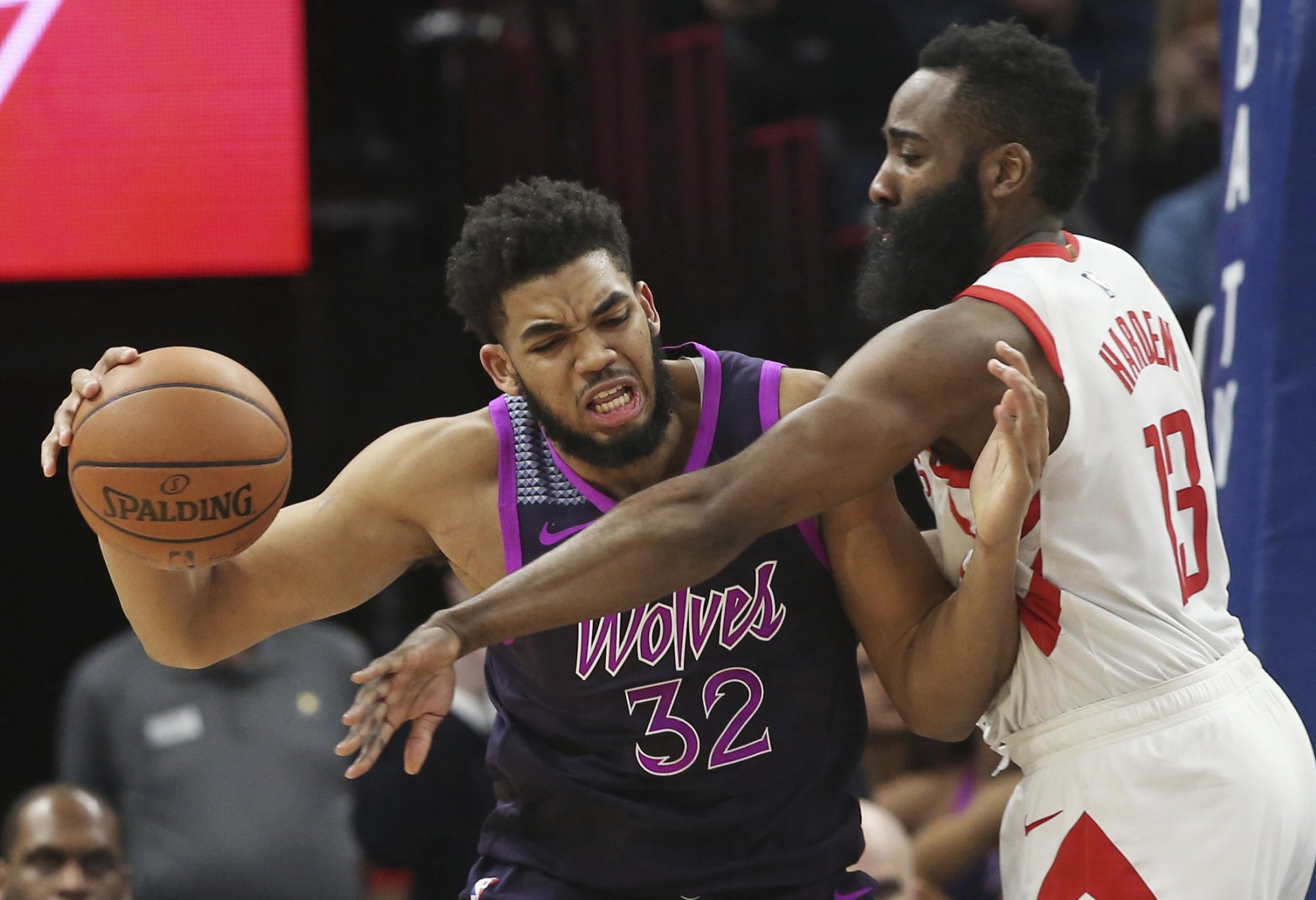 VIDEO: Harden vyrovnal Chamberlaina, má 31 zápasov v sérii s 30+ bodmi