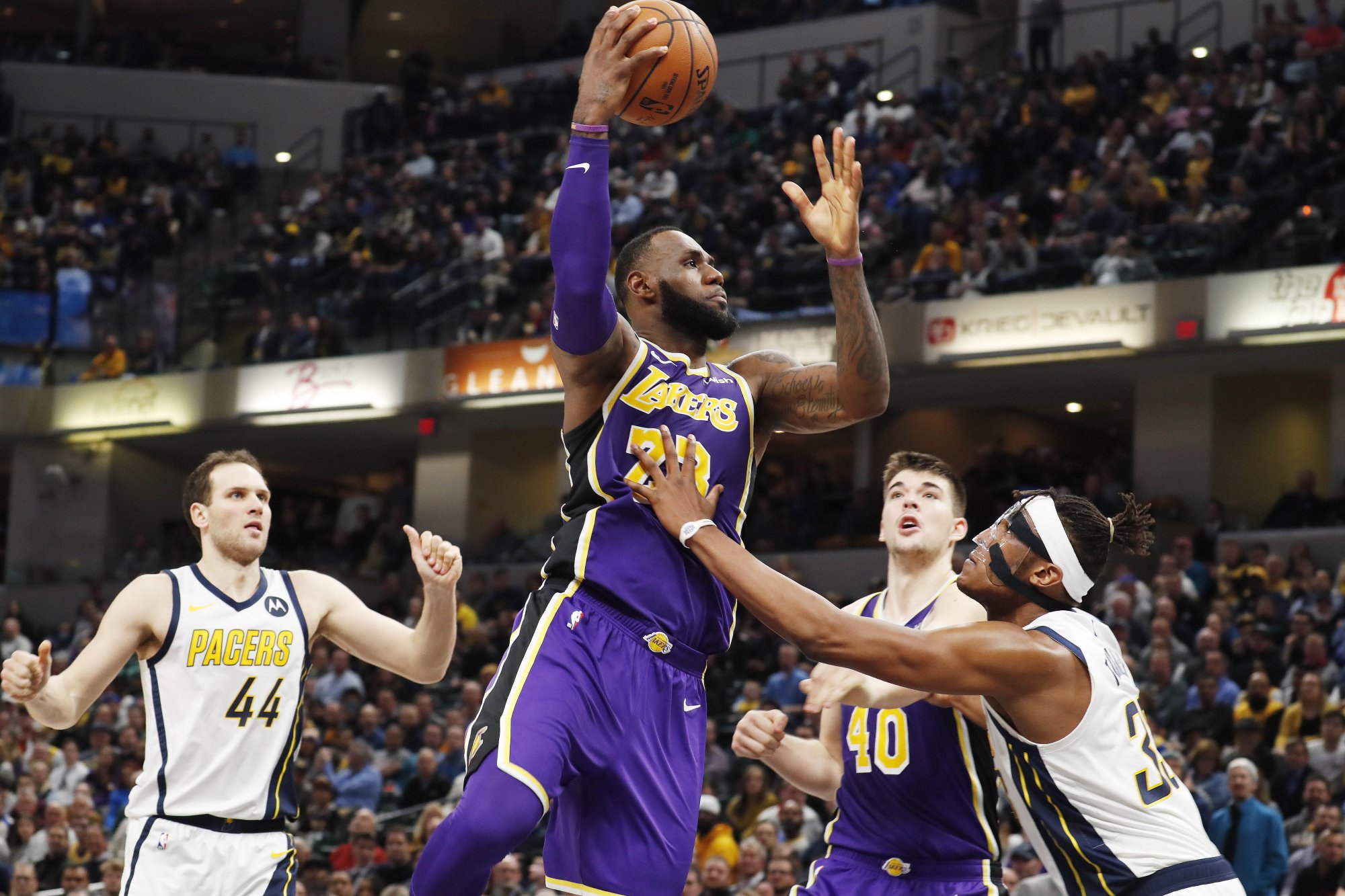 VIDEO: LeBronovmu Lakers sa vzďaluje play-off, opäť prehralo