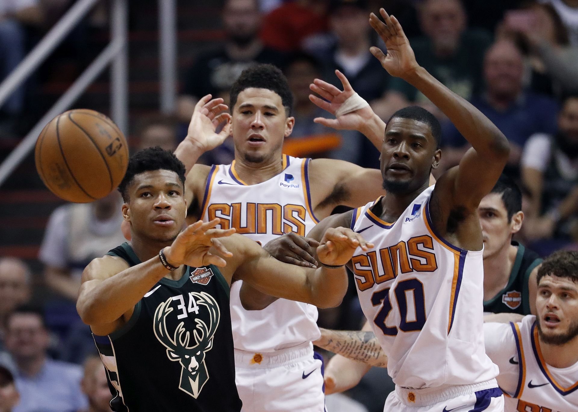 VIDEO: Najslabší zdolal najlepšieho. Posledný Phoenix nachytal lídra Milwaukee