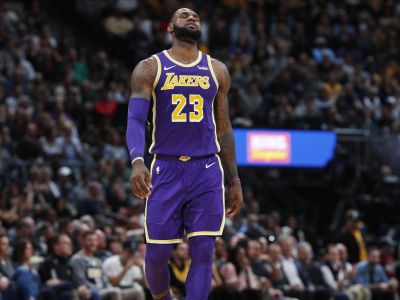 VIDEO: Jamesovo triple-double nestačilo. Lakers opäť prehrali a play-off im uniká