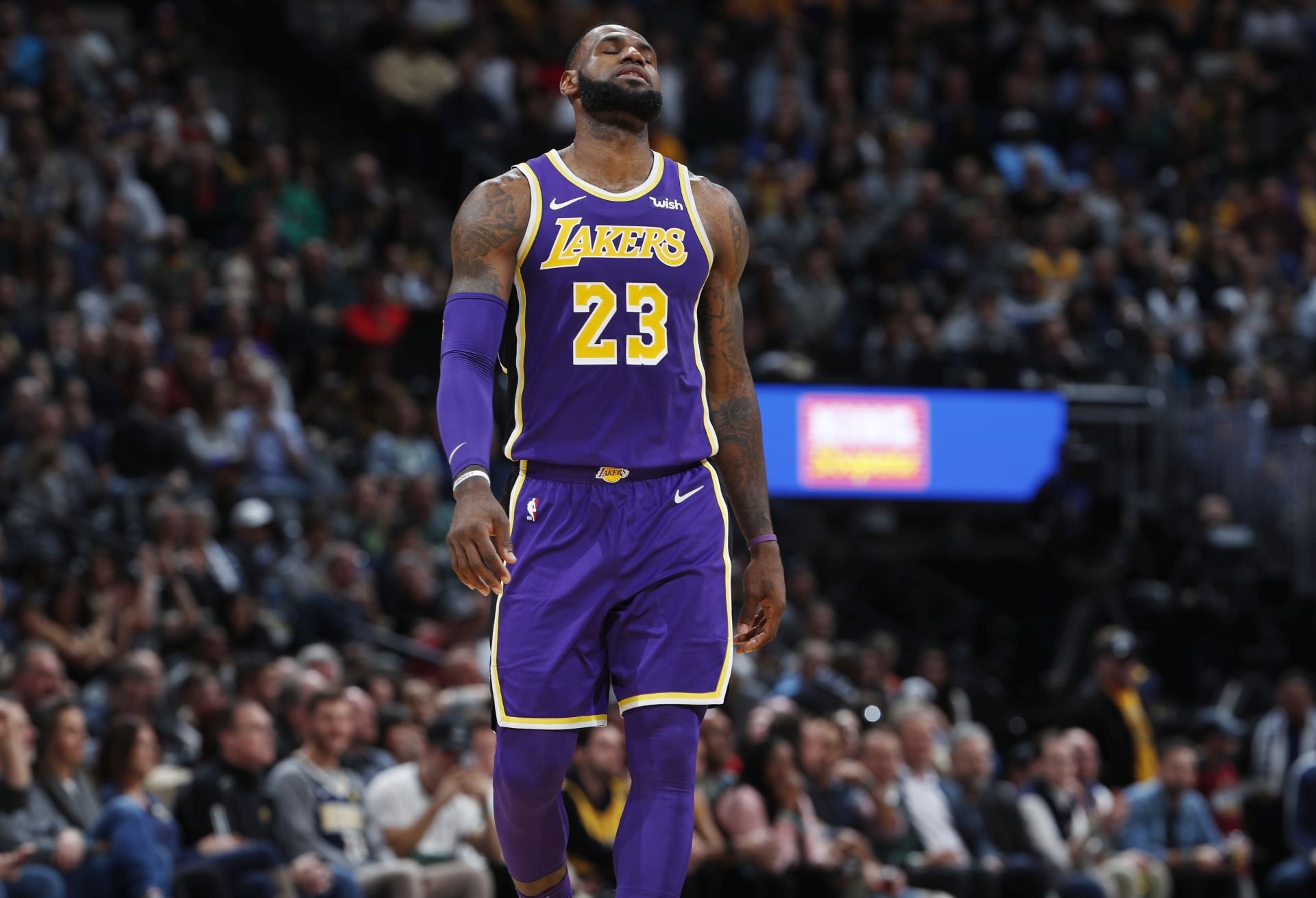 VIDEO: Jamesovo triple-double nestačilo. Lakers opäť prehrali a play-off im uniká