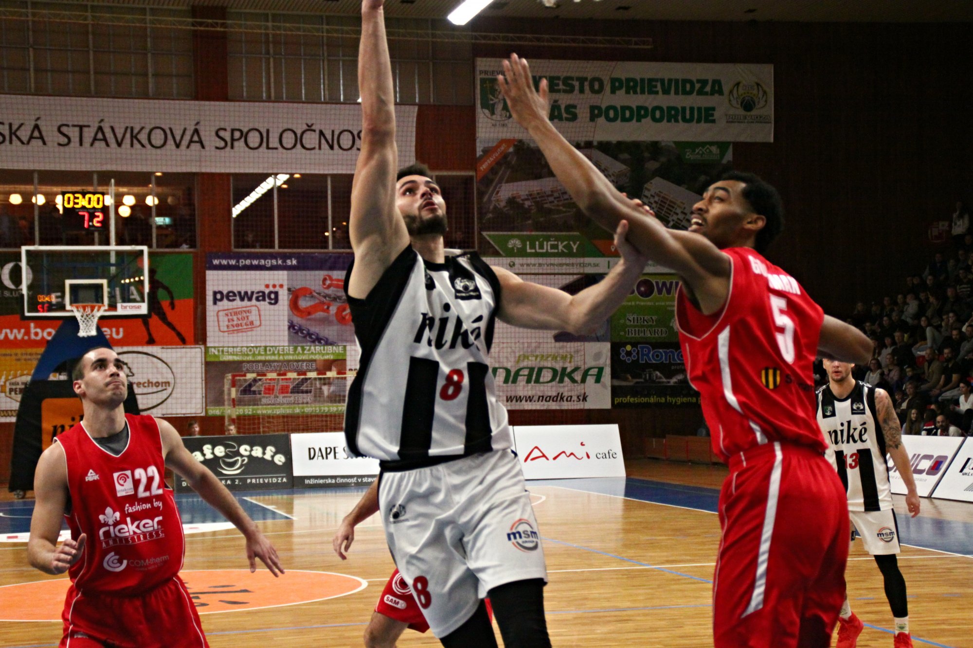 Takmer stopercentná streľba i parádny alley-oop. Körner pomohol Prievidzi stopnúť Komárno