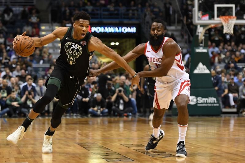Jeden má sezónu ako Jordan, druhý ako Shaq. Kto vyhrá cenu MVP v NBA?