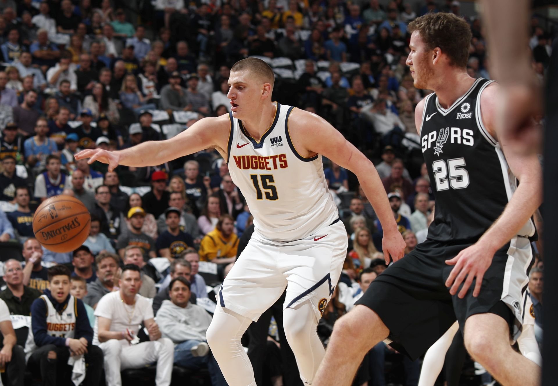 VIDEO: Skvelý Jokič potiahol Denver, Bucks zničili Detroit tímovým výkonom