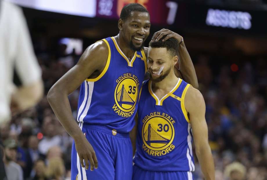 Šialený rekord! Šampióni z Golden State nastrieľali za štvrtinu 51 bodov
