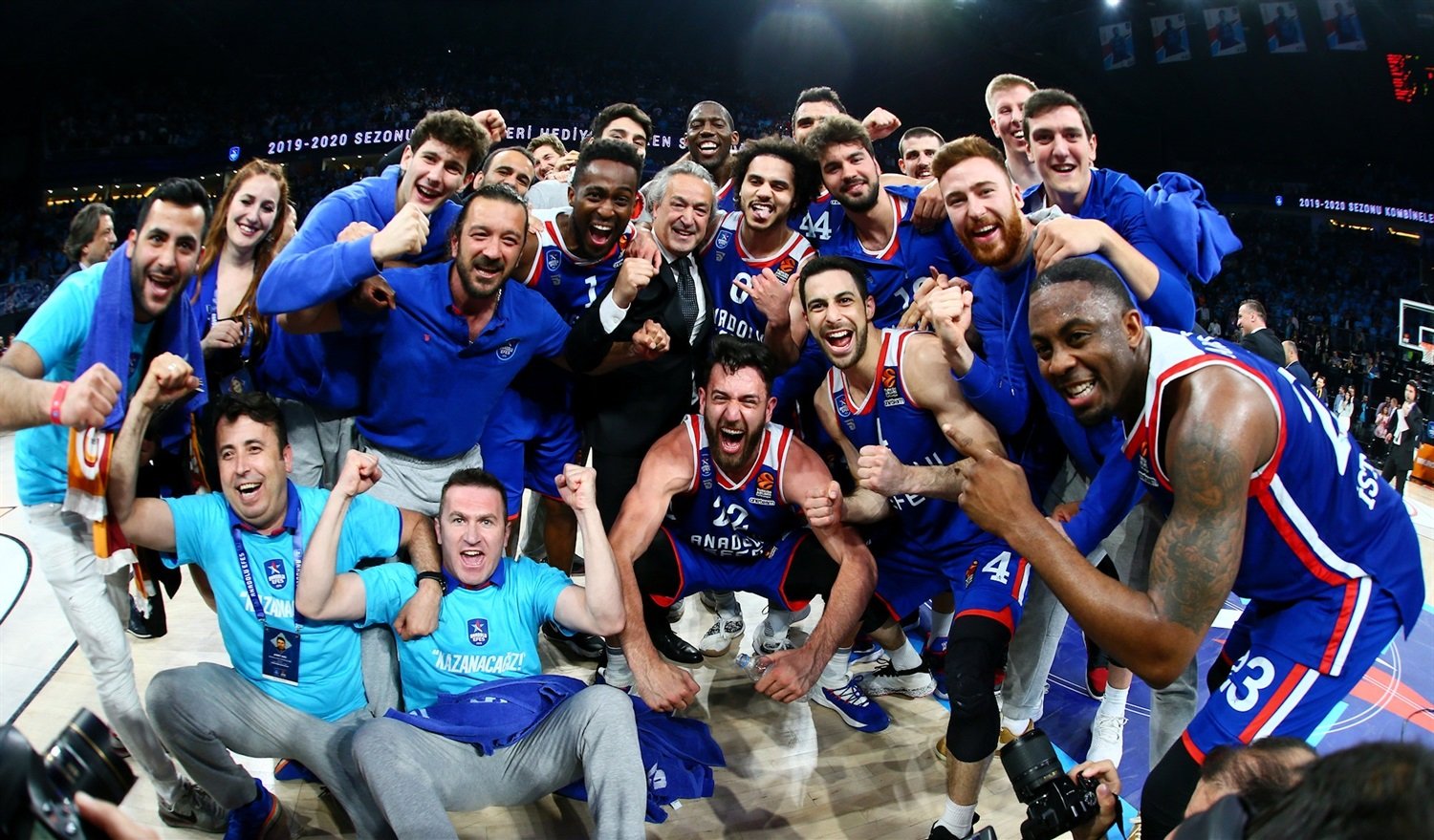 VIDEO: Anadolu Efes zasypal Barcelonu trojkami a postúpil do Final Four