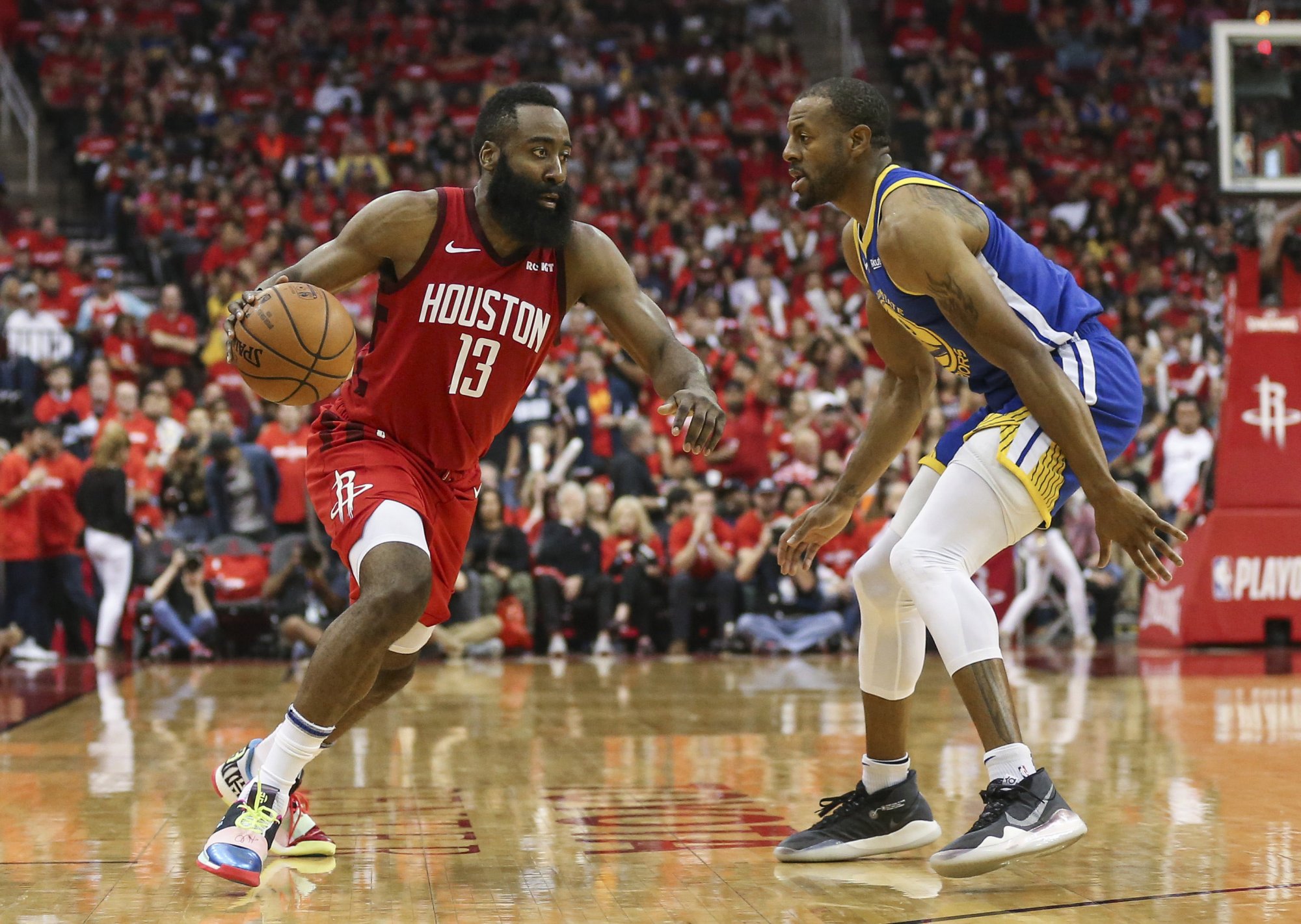 VIDEO: Harden premenil v závere kľúčové koše a Houston zdolal šampiónov