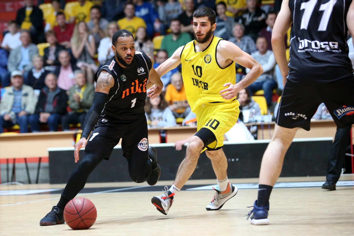 BK Inter Bratislava vs. BC Prievidza, Goran Bulatovič (10) vs. Rodney Glasgow (1) (Foto: Vladimír Dorňák)