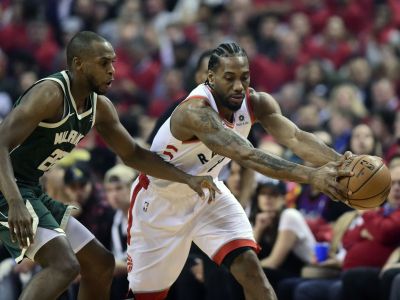 VIDEO: Toronto vyrovnalo sériu, Milwaukee vybuchlo v obrane